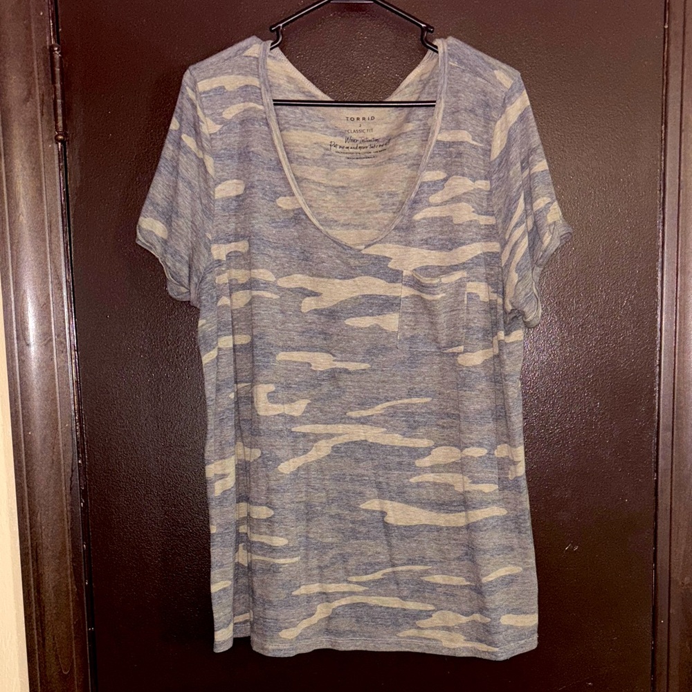 TORRID CAMO V-NECK TEE🐦‍🔥